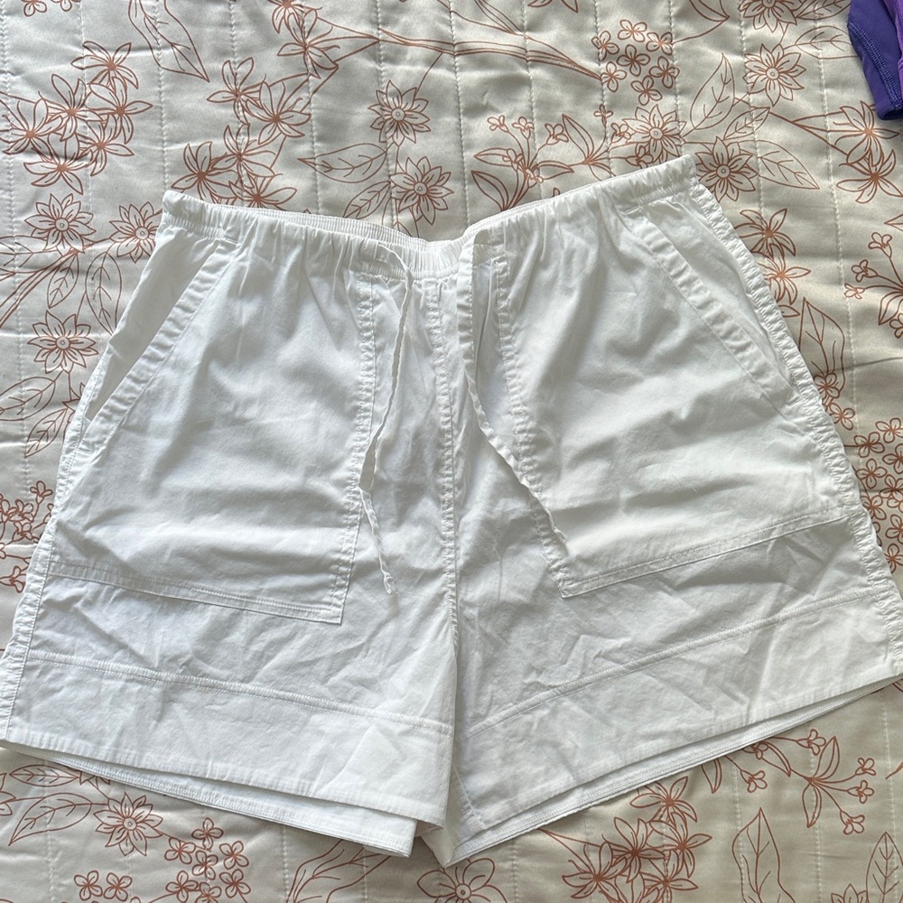 Lululemon White summer shorts